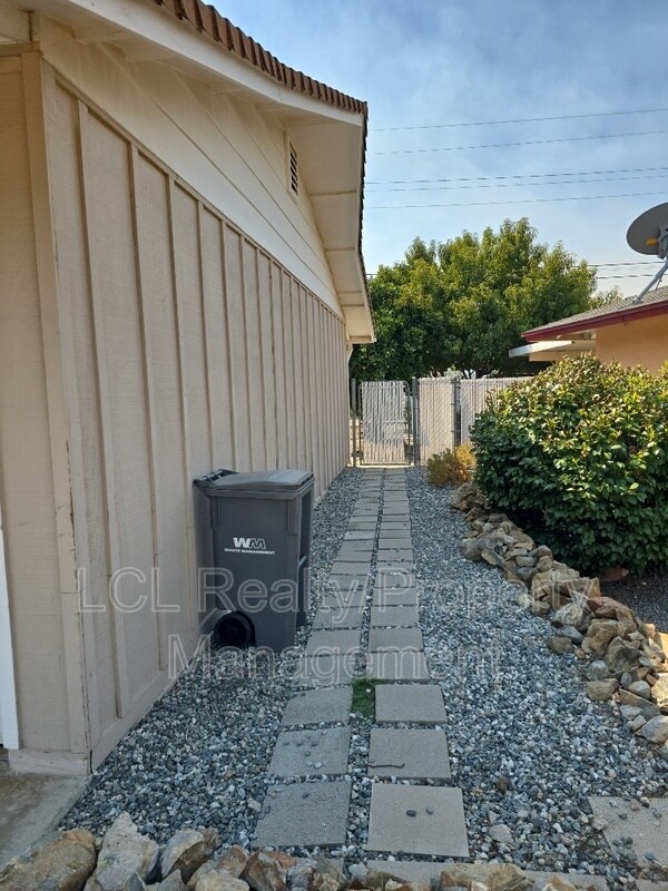 Building Photo - 27147 El Rancho Dr
