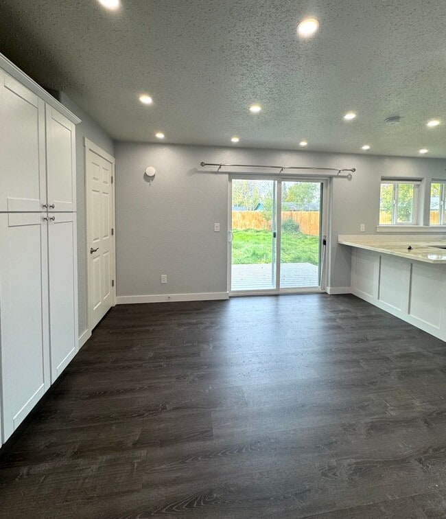 Building Photo - KENAI RANCH!