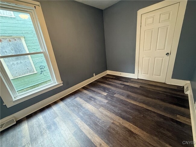 Building Photo - 221.5 Lakeview Ave