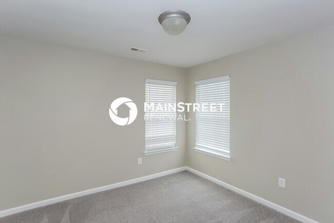 Building Photo - 4 Bedroom Pet-Friendly Home in Charlotte, NC with Main Street Renewal