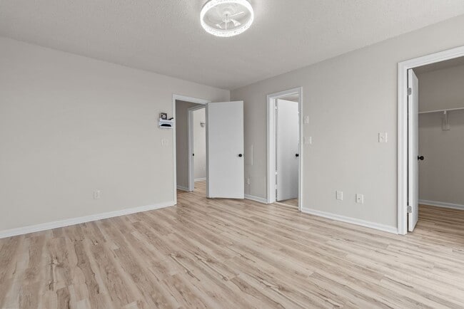 Building Photo - 837 Little Bay Ave