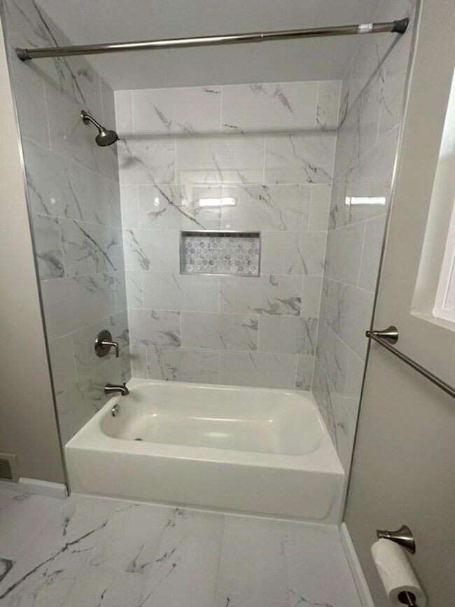 Building Photo - Immaculate 3 BD 2 BA Detached Home with Ga...