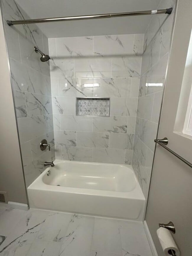 Building Photo - Immaculate 3 BD 2 BA Detached Home with Garage in Springfield, VA