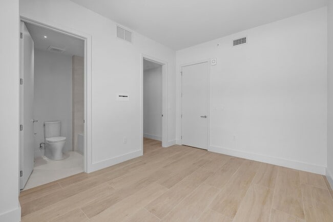 Building Photo - 305 Briny Ave