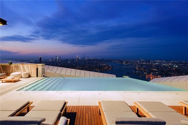 Building Photo - 445 Albee Square W