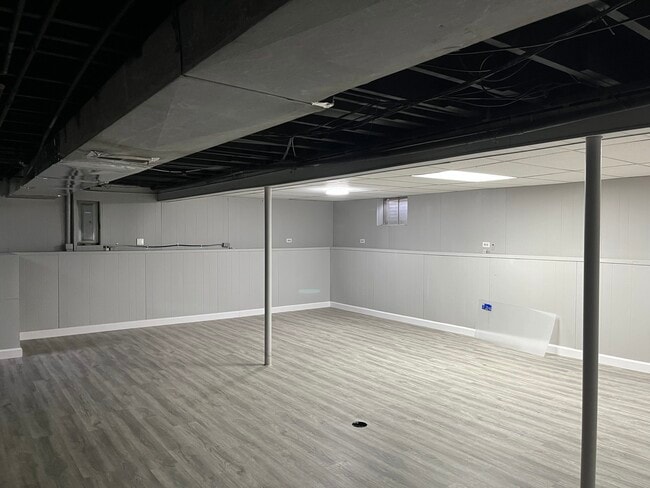 Building Photo - 144 N Maple Ave