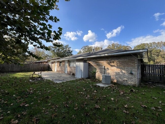 Building Photo - 3-Bedroom, 1.5-Bath Home in Baker  | Available Now!