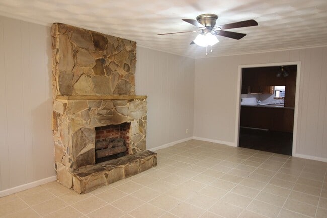 Building Photo - 1424 E Houston St