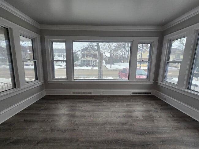 Building Photo - VIDEOTOUR: Gorgeous Victorian 4-bedroom home with Huge Garage! PETS WELCOME