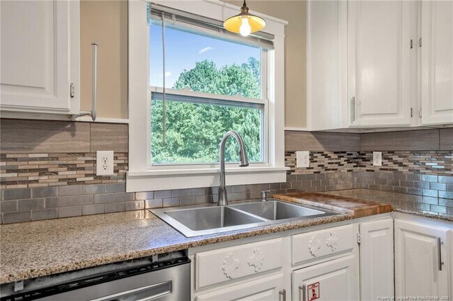 Building Photo - 604 Roundtree Dr
