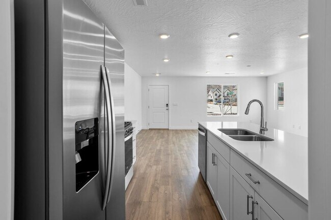 Building Photo - BRAND NEW! 3 Bedroom townhome in Long Valley!