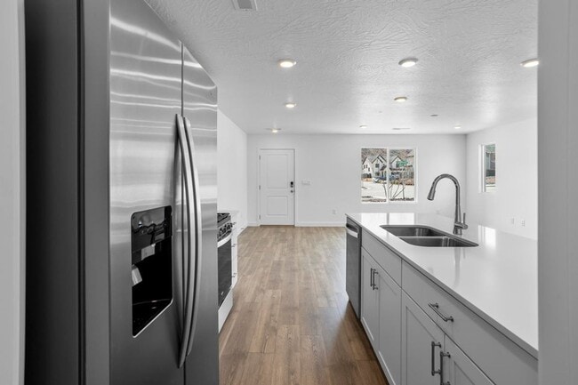 Building Photo - MOVE IN READY! 3 Bedroom townhome in long valley!