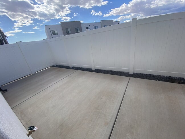 Building Photo - 4138 Baywood Dr