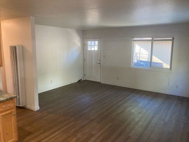 Building Photo - Clean Duplex in Great Location Near the Y