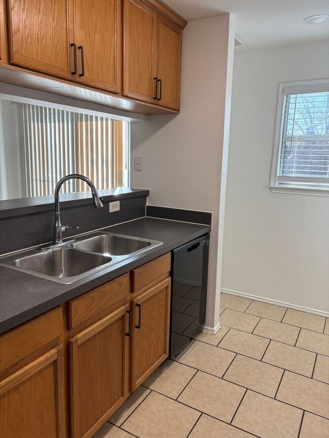 Building Photo - 3/2/2 Near Sherman High School!