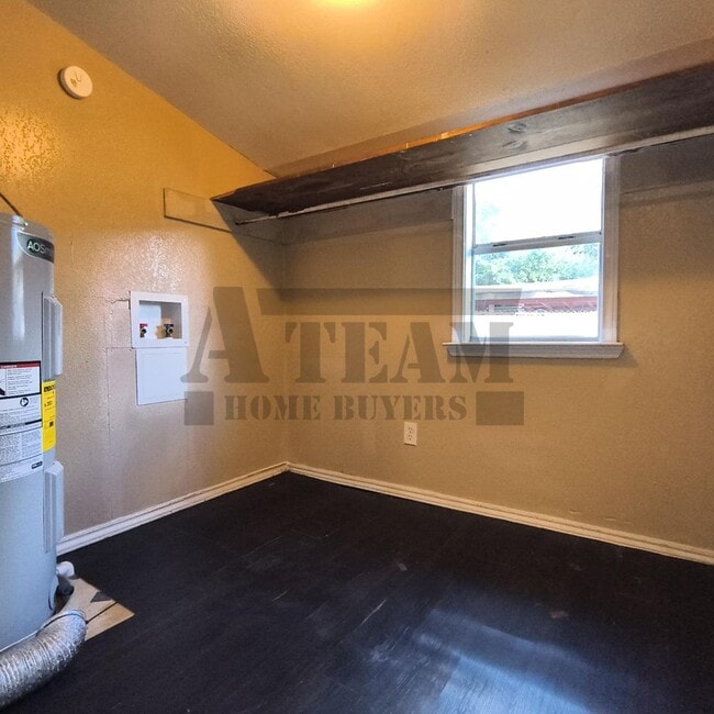 Building Photo - House For Rent