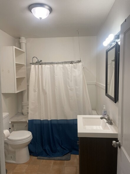 bath - 826 N Aurora St