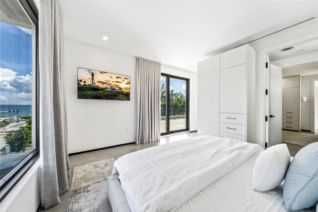 Building Photo - 3320 NE 17th St