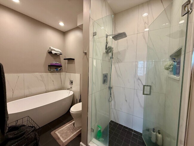 Building Photo - Stunning 2 Bed 2 Bath in the Wicker Park area