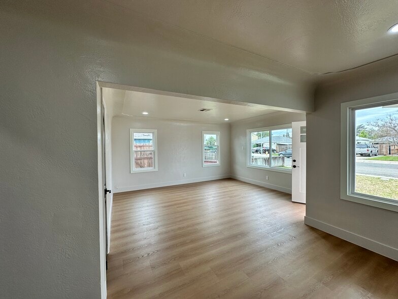 Building Photo - 534 Alicante Dr