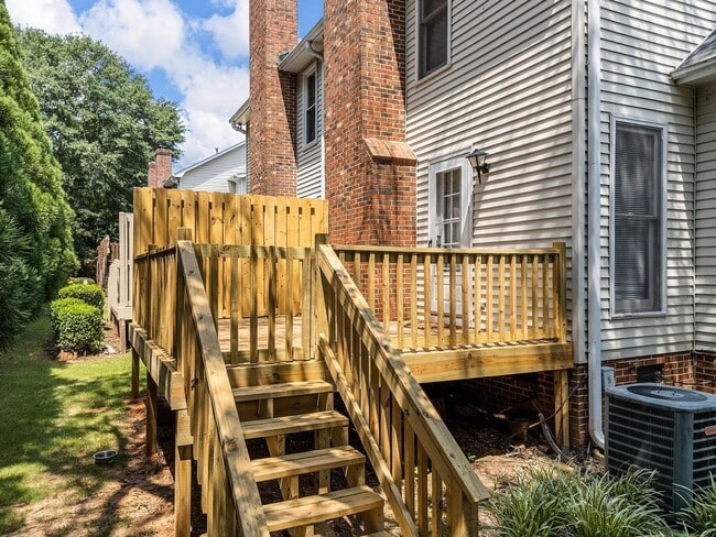 Building Photo - Cozy 3 Bedroom, 2.5 Bath Home with 2 Car G...