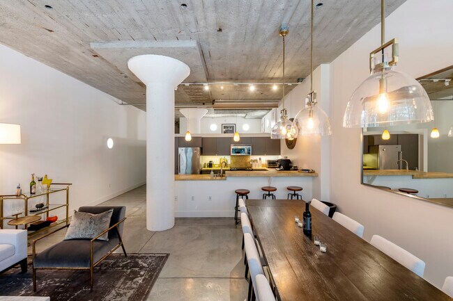 Building Photo - 300 Beale St