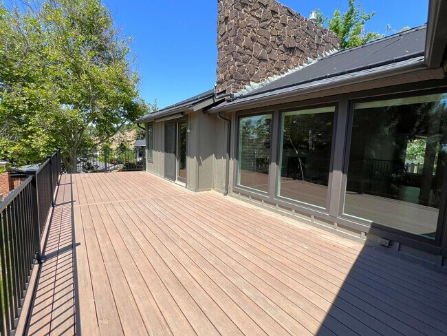 Building Photo - Fantastic 4 bed 3 bath home in the Highlan...