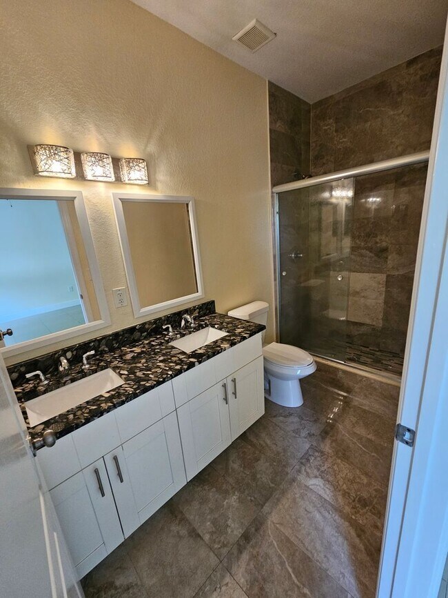 Building Photo - 3/2 Townhouse in East Fort Lauderdale