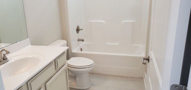 Building Photo - 3 bedroom, 2 bath condo at Queens Harbour