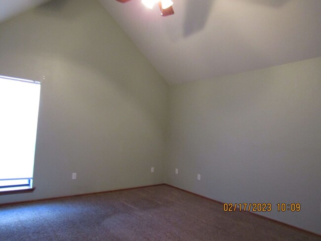 Building Photo - Crown Pointe Area!! PETS ARE NEGOTIABLE WI...