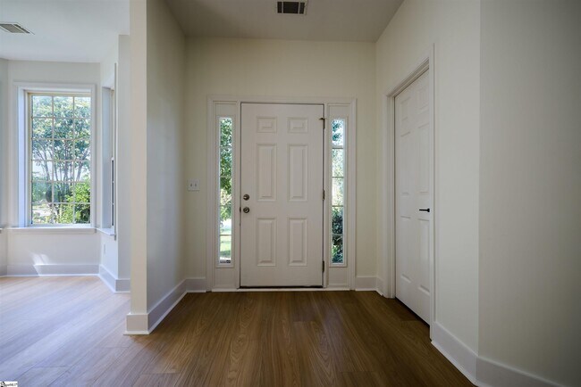 Building Photo - 307 Woodruff Lake Way