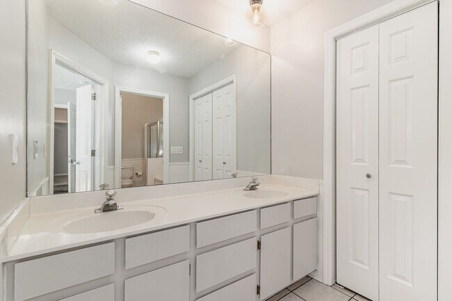 Building Photo - Beautifully maintained and move-in ready 3BR/2.5BA