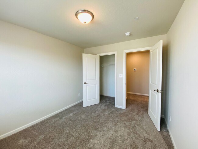 Building Photo - COMING SOON! $2,750 Ashlan & Highland, 4 B...