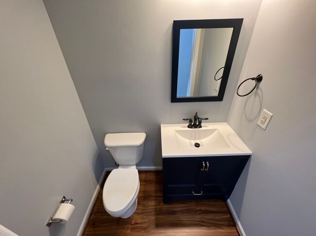 Building Photo - Cute 2 Bedroom Townhouse in Chapel Hill