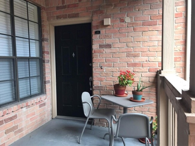 Building Photo - 2255 Braeswood Park Dr