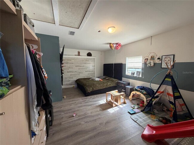 Building Photo - 10410 N Sassafras St