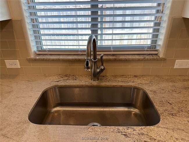 Building Photo - 15605 Long Creek Ln