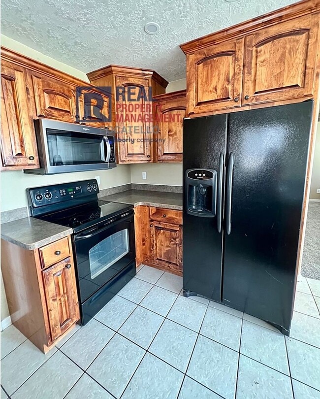 Building Photo - Beautiful 6 Bedroom 3 Bath house - 2 Car Garage - 6 month lease