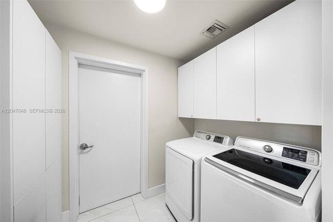 Building Photo - 900 Biscayne Blvd