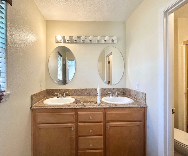 Building Photo - Spacious 4 Bed, 2.5 Bath House