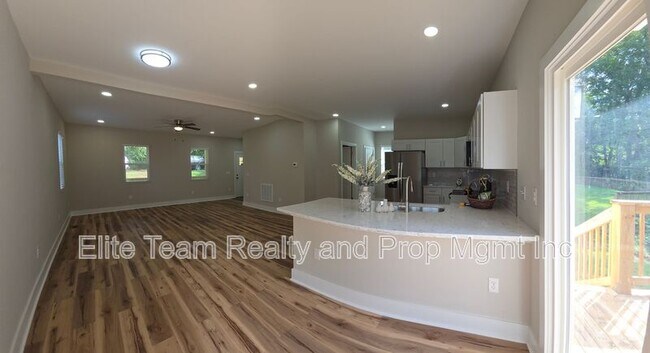 Building Photo - 2728 Crawford Ave
