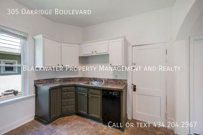 Building Photo - 305 Oakridge Blvd