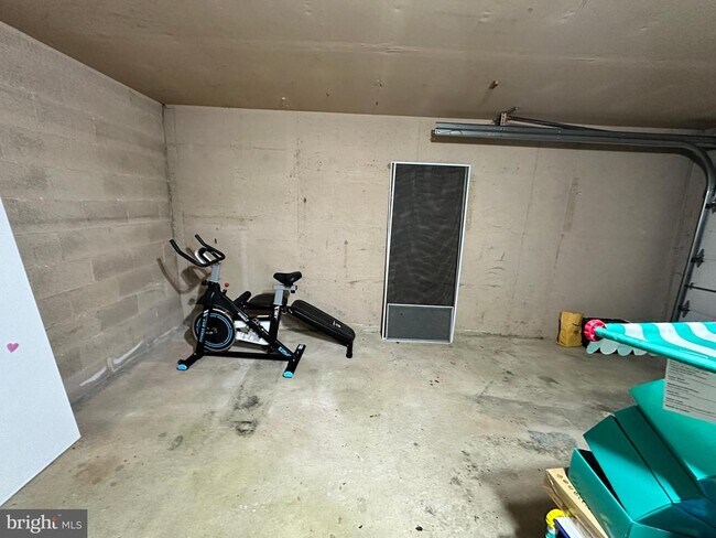 Building Photo - 813 Arnold St