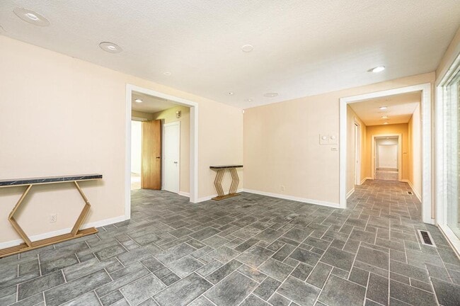Building Photo - 153 Hillhaven Pl SE