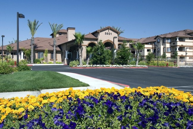 Building Photo - Carefree Senior (55+) Living at North Natomas