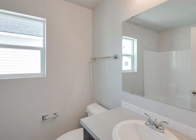 Building Photo - Beautiful brand new 3 bed/2.5 bath home in...