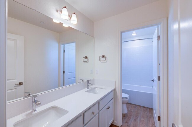 Building Photo - 1527 Foxhill Ln