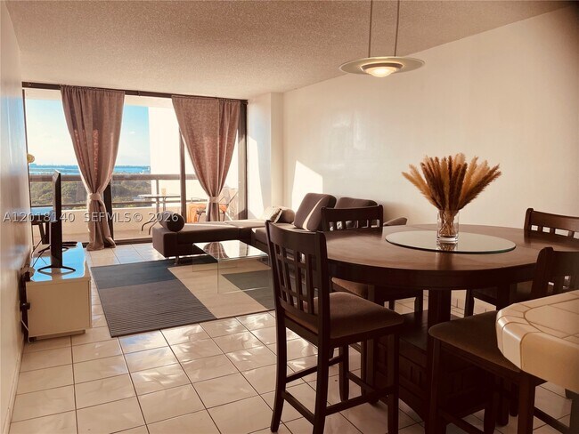 Building Photo - 2555 Collins Ave