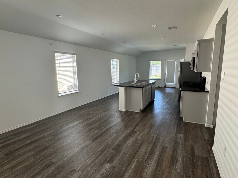 Building Photo - 5626 Vintage Oakmont Dr