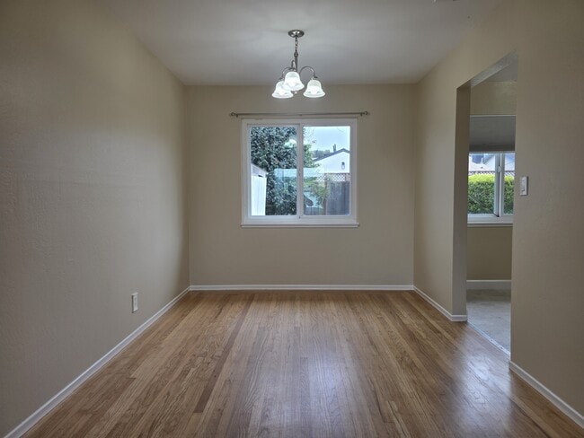 Building Photo - 2440 Maywood Dr